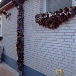 Umelecká zábrana na truhlíky na oknách - ozdobný ručne kovaný kvetináč - Vinič