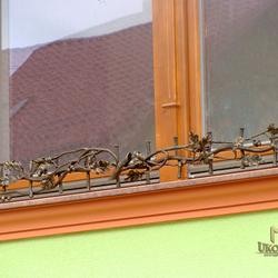 Kovaný držiak na kvety s dubovým motívom - ručne kovaná ohrádka na okná