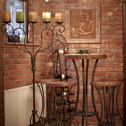 Barový kovaný stôl a stoličky - výnimočný nábytok vo vínnej pivnici