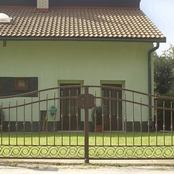 Moderná kovaná brána pri rodinnom dome - kombinácia vzorov