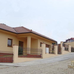Kovaný plot z tyčiek - výnimočný plot pri rodinnom dome Kovaný plot z tyčiek - výnimočný plot pri rodinnom dome