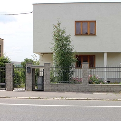 Jednoduchý kovaný plot a brána pri rodinnom dome - jednoduchý moderný štýl Jednoduchý kovaný plot a brána pri rodinnom dome - jednoduchý moderný štýl