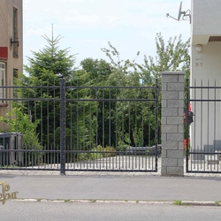Jednoduchá kovaná brána pri rodinnom dome - moderná brána Jednoduchá kovaná brána pri rodinnom dome - moderná brána