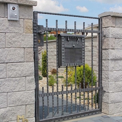 Kovaná bránka bez hrotov - moderná bránka pri vstupe k rodinnému domu