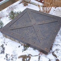 Kovaný kryt na šachtu vyrobený pre rodinný dom na Orave
