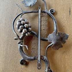Teplomer do záhrady v tvare viniča - kovaný záhradný doplnok
