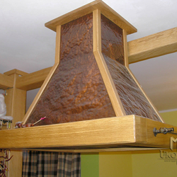 Medený digestor v kuchyni rodinného domu - kovaný nábytok