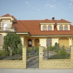 Kovaná brána, bránka, plot a balkónové zábradlie pri rodinnom dome Kovaná brána, bránka, plot a balkónové zábradlie pri rodinnom dome