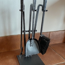 Kvalitné krbové náradie vyrobené v umeleckom kováčstve UKOVMI Kvalitné krbové náradie vyrobené v umeleckom kováčstve UKOVMI