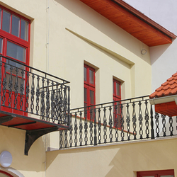 Exteriérové zábradlie na balkón - liatinové zábradlie v historickej budove - meštiansky dom v Spišskom Podhradí Exteriérové zábradlie na balkón - liatinové zábradlie v historickej budove - meštiansky dom v Spišskom Podhradí