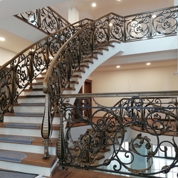 Exkluzívne kované zábradlie v interiéri na schodoch a galérii