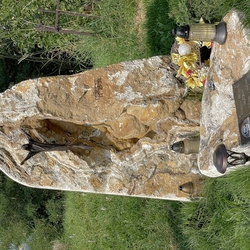 Plastika vzkrieseného Krista a tabuľa s popismi a fotografiou na náhrobnom kameni