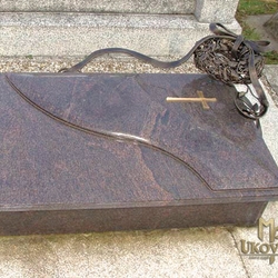 Smútočná ručne kovaná dekorácia na kamennom hrobe - veniec s mašľou