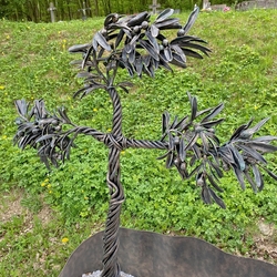 Výnimočný kríž v tvare olivovníka ručne vykovaný ako symbol znázorňujúci príbeh - náhrobný pomník