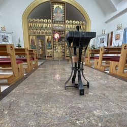 Kovaný stolík v kostole v dedinke Ladomirová pri Svidníku - sakrálne kovanie