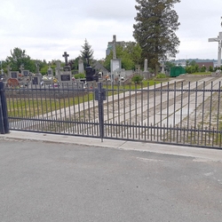 Oplotenie cintorína v Ľuboticiach - kovaná brána a plot