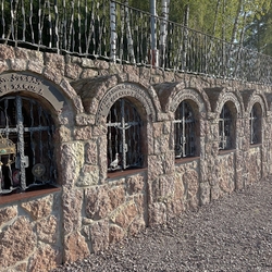 Kované pamätníky s atribútmi svätých a zábradlie na pútnickom mieste Butkov