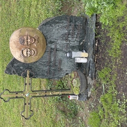 Pomník - náhrobný kameň s kovaným krížom, nápismi a fotografiou