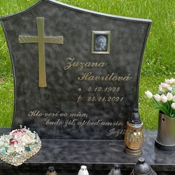 Kovaný pomník v čiernej farbe a striebornej patine s nerezovými doplnkami - kríž, váza, nápisy