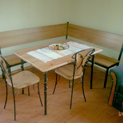 Rohová jedálenská lavička, stôl a stoličky v apartmáne ľudového penziónu Šariš Park - kovaný nábytok