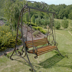 Záhradná ručne kovaná hojdačka pre romantiku a relax na slniečku alebo pod hviezdami