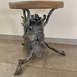 Luxusná dizajnová stolička ručne vykovaná ako peň stromu