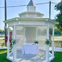 Vyzdobený záhradný svadobný altánok pripravený na svadobný obrad