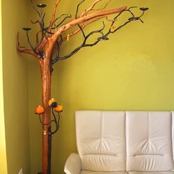 Umelecká lampa - interiérové kované svietidlo vytvorené ako svietnik v tvare stromu - originálne svietidlo