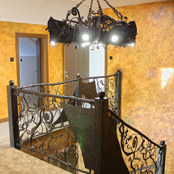 Výnimočné zábradlie - ručne kované interiérové zábradlie na schodisko - Korene a originálny luster Netopier