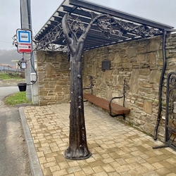 An exceptional public transport stop forged like an oak tree