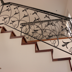 Kované zábradlie - vzor Ľalia - interiérové zábradlie na schodoch v rodinnom dome