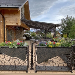Umelecký dizajn terasy - kovaný prístrešok, zábradlia, svietidlá a nábytok navrhnuté a ručne vyrobené v UKOVMI