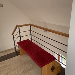 Zábradlie na schodoch a galérii v gréckokatolíckom chráme - kované zábradlie s dreveným madlom Zábradlie na schodoch a galérii v gréckokatolíckom chráme - kované zábradlie s dreveným madlom