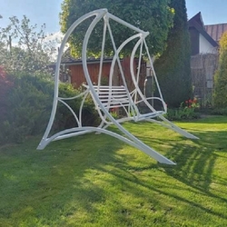 Biela kovaná hojdačka v záhrade na Spiši - záhradný kovaný nábytok