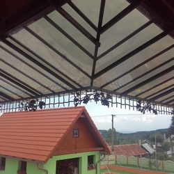 Kovaný prístrešok s prírodným dubovým motívom - zastrešenie balkóna