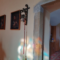 Kovaný držiak na zvon pri dverách v kostole - Tvarožná